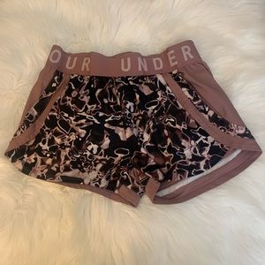 Under Armour Womens Shorts Color Nude Pink, Black & White Size Small (180/8) 407